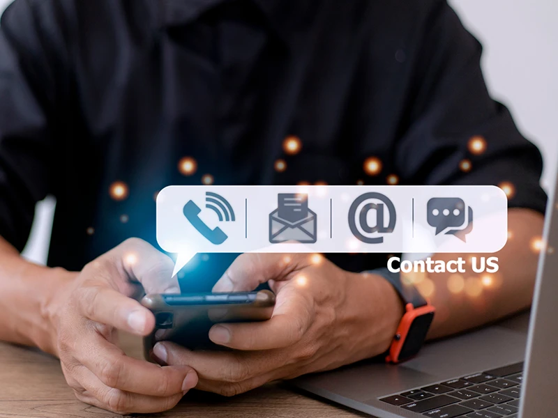 Person tippt auf Smartphone, Grafik mit Kontaktsymbolen überlagert das Bild