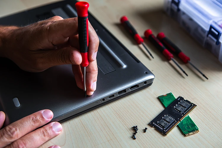 Laptop wird an der Rückseite aufgeschraubt