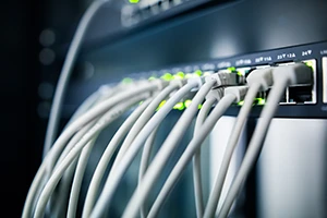 Netzwerkkabel, die an einem Patch-Panel angeschlossen sind